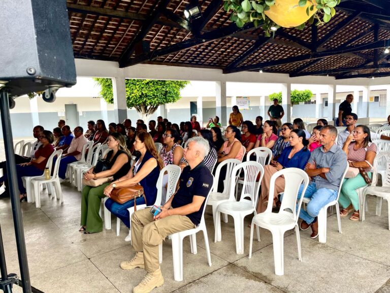 A Prefeitura Municipal de Itambé, por meio da Secretaria de Educação, deu início nesta segunda-feira (24) ao Projeto Escola de Paz, com a realização da primeira reunião no Colégio Municipal Prof. Nivaldo Xavier de Araújo.