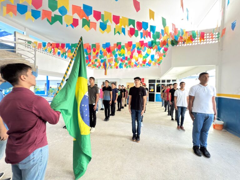 Compromisso com a Pátria: jovens fazem Juramento à Bandeira em Itambé