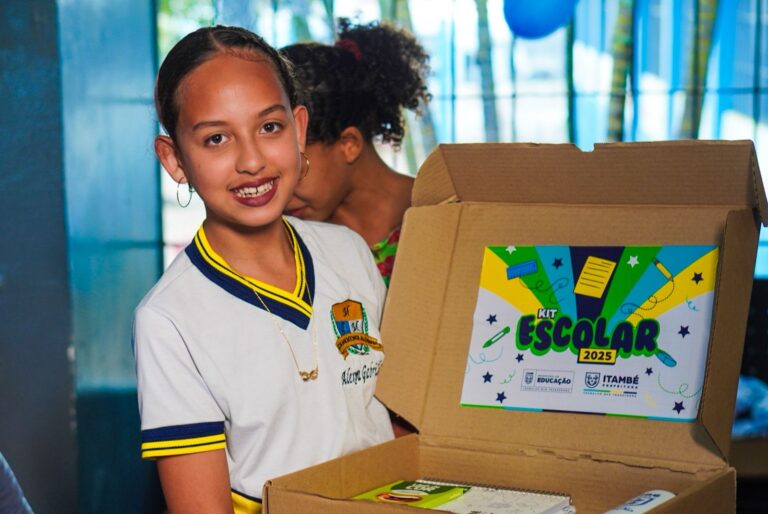Prefeitura de Itambé inicia entrega de mais de 9 mil fardamentos e kits escolares para toda a rede municipal
