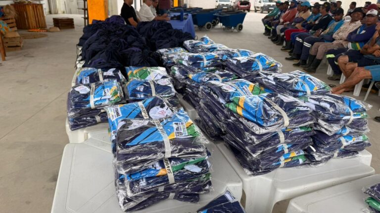 Prefeitura de Itambé entrega fardamentos e novos equipamentos para reforçar a limpeza urbana