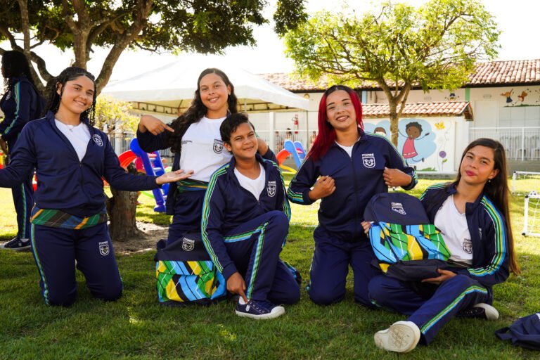 Prefeitura de Itambé realiza entrega de fardamentos e kits escolares aos estudantes da Rede Municipal